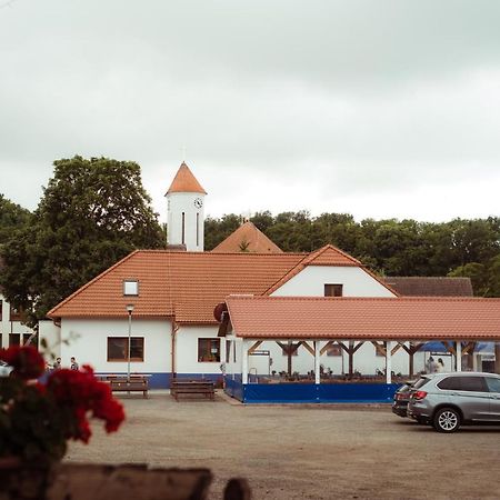 Cechuv Dvur Hotel Louka  Eksteriør billede