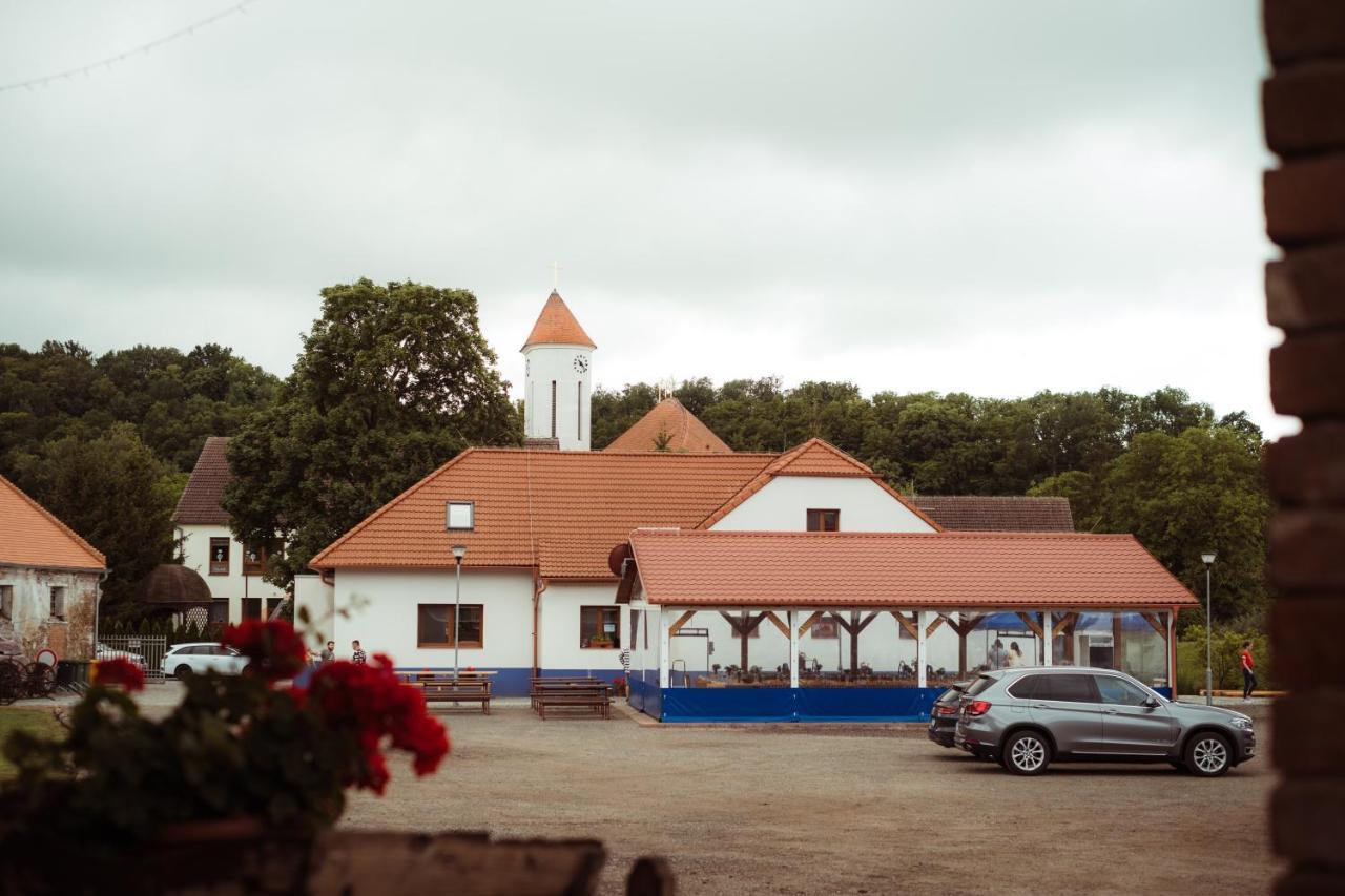 Cechuv Dvur Hotel Louka  Eksteriør billede